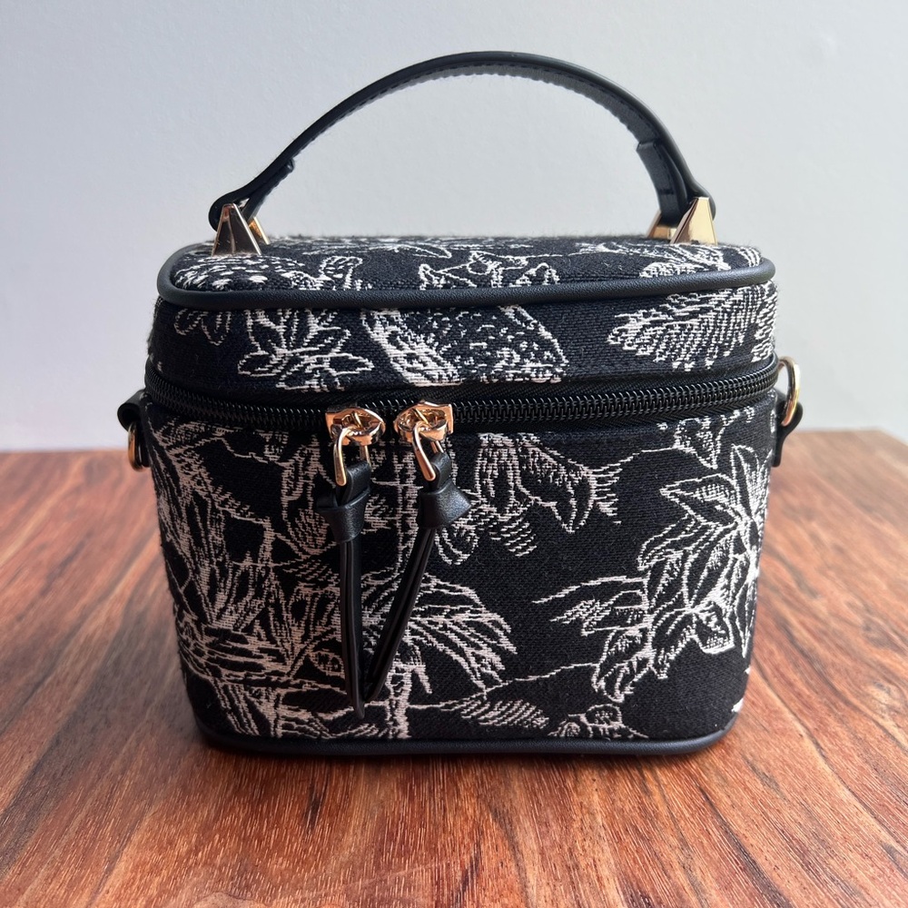 H&M - Jacquard weave jungle // cosmetic bag // crossbody bag
// Discontinued